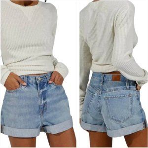 NWOT BDG Mom High-Rise Light Wash Denim Cuffed Shorts Size: 31